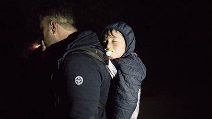 Asmat (nombre ficticio), carga con su hija de pocos meses para cruzar la frontera y poder reunirse con su mujer en Alemania.