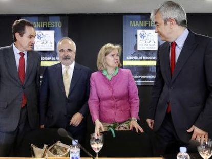 De izquierda a derecha, Carles Casajuana, C&eacute;sar Molinas, Elisa de la Nuez y Luis Garicano, en la presentaci&oacute;n del manifiesto. 