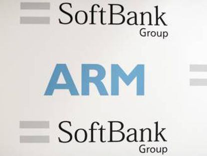 Logos de Arm y SoftBank.