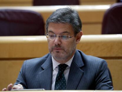 GRAF546. MADRID, 10/04/2018.- El ministro de Justicia, Rafael Catal&aacute; Polo, durante la sesi&oacute;n de control al Gobierno en el Senado. EFE/Zipi