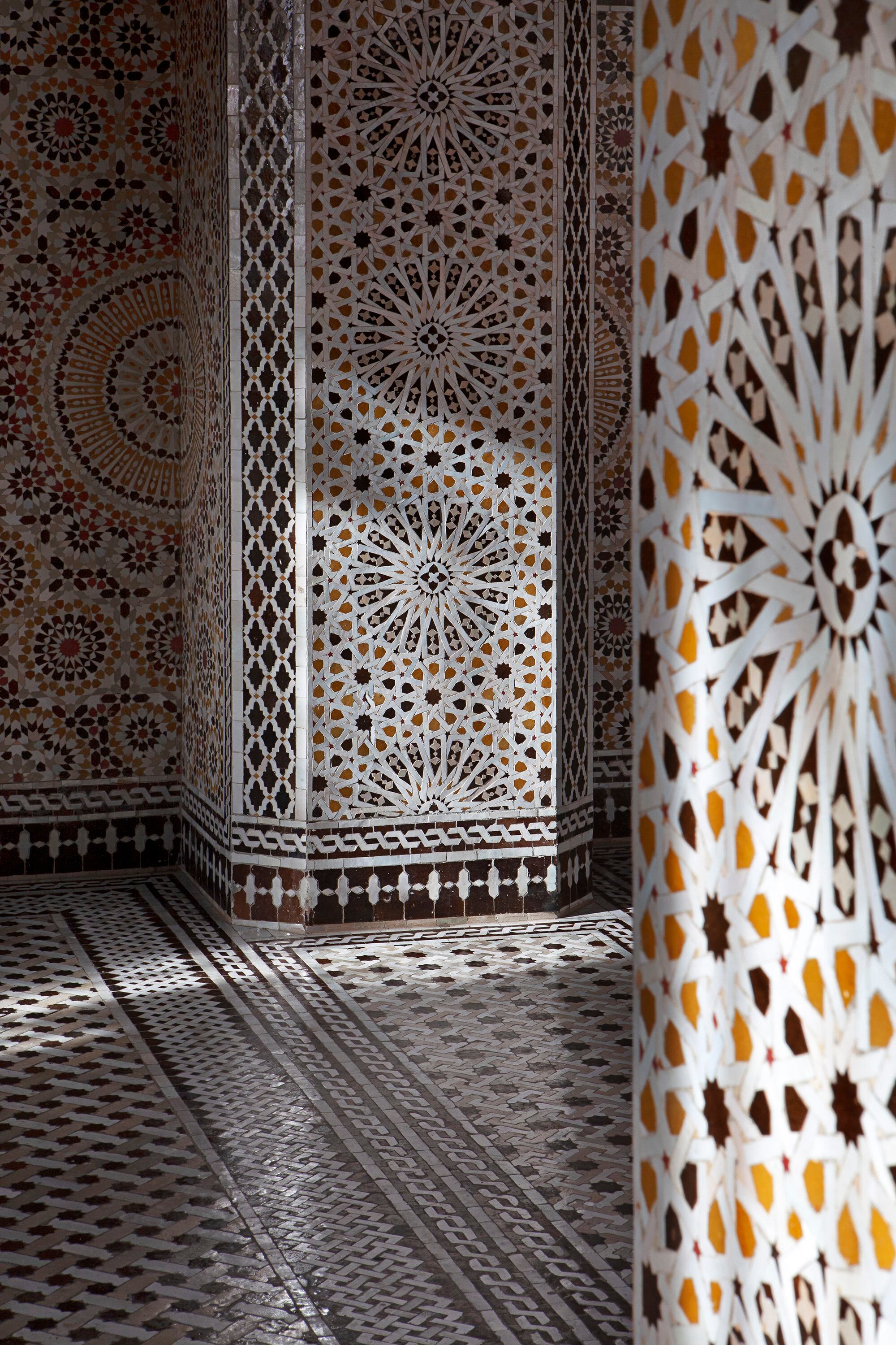 La profusión de azulejos es otro elemento central del Royal Mansour, alcanzando niveles caleidoscópicos. 