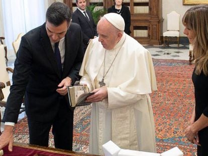 El presidente del Gobierno, Pedro Sánchez, intercambia regalos con el Papa durante su visita en el Vaticano, acompañado de su esposa Begoña Gómez.