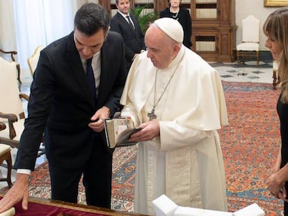 El presidente del Gobierno, Pedro Sánchez, intercambia regalos con el Papa durante su visita en el Vaticano, acompañado de su esposa Begoña Gómez.