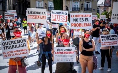 El sector de la hostelería y del ocio nocturno concentrados en la Plaza Manises de Valencia el 21 de septiembre.