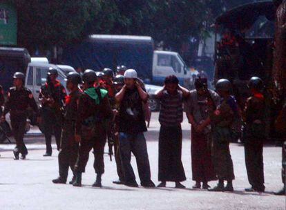 Soldados birmanos bloquean las calles de Yangon, para impedir las manifestaciones.