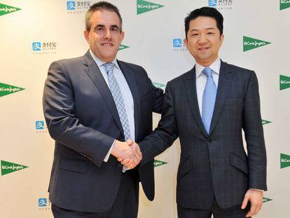 El consejero delegado de El Corte Ingl&eacute;s, con el director de desarrollo de negocio de Alipay para Europa, Tao Tao.