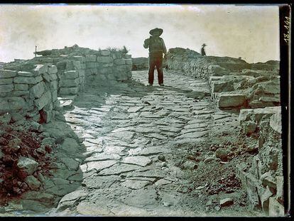 Excavación de la acrópolis de la ciudad de Azaila  hacia 1941.