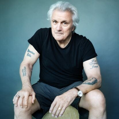John Irving, en Toronto en septiembre de 2022. En su brazo izquierdo se ven los nombres de su hija Eva Everett; su esposa, Janet, y el cachalote de 'Moby Dick'. En el derecho, los nombres de sus hijos Colin y Brendan, y la famosa frase “Príncipes de Maine, reyes de Nueva Inglaterra”, de su novela 'Las normas de la casa de la sidra'.