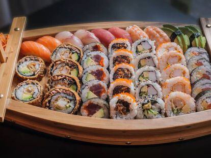 Sushi fantasioso con muchos ingredientes