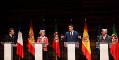 El presidente español, Pedro Sanchez, junto con el primer ministro portugués, Antonio Costa, el presidente francés Emmanuel Macron y la presidenta de la Comisión Europea, Úrsula von der Leyen. en la cumbre de Alicante.