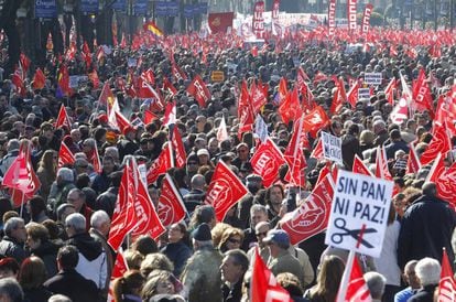 Manifestación contra la reforma laboral del Gobierno de Mariano Rajoy, convocada por los sindicatos de CC.OO y UGT en Madrid, el 19 de febrero de 2012.