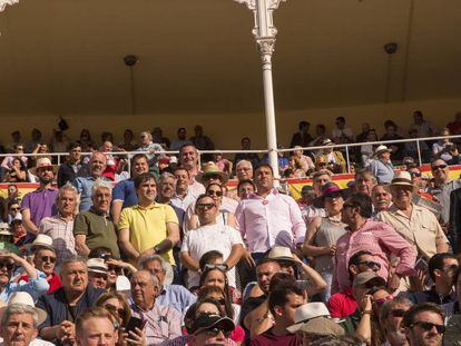 Los fieles del tendido 7 se levantan antes del inicio de la corrida.