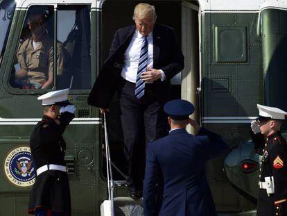 El presidente Donald Trump se baja del Air Force One.