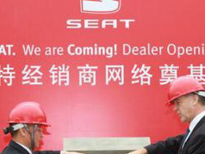 Mr. Chen Hui, propietario del futuro concesionario SEAT en Guangzhou y Paul Sevin, Vicepresidente ejecutivo Comercial de SEAT
