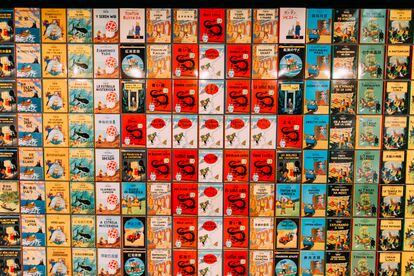 Portadas de álbumes de Tintín expuestas en la exposición que le ha dedicado el Círculo de Bellas Artes, en Madrid este año.