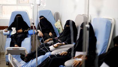 Mujeres yemeníes reciben su tratamiento contra el cáncer en un centro oncológico en Saná.