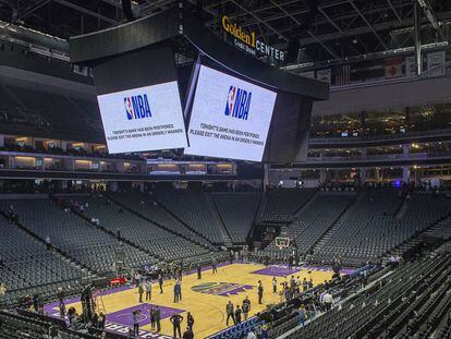 Vista del Chesapeake Energy Arena, estadio de los Oklahoma City Thunder, con el anuncio en los videomarcadores de la suspensión del partido ante los Utah Jazz. 