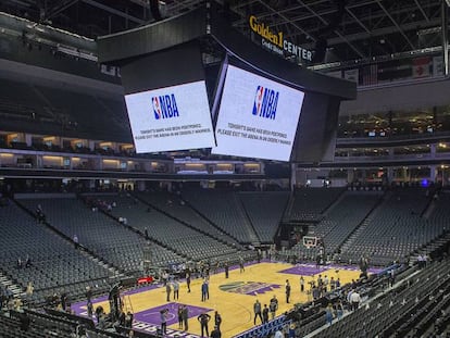 Vista del Chesapeake Energy Arena, estadio de los Oklahoma City Thunder, con el anuncio en los videomarcadores de la suspensión del partido ante los Utah Jazz. 