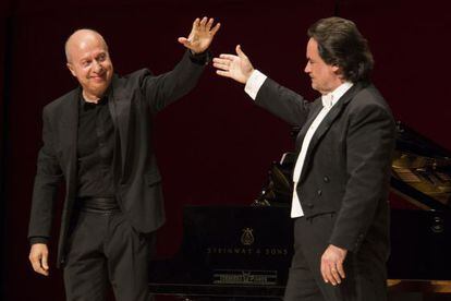 El pianista Marco Evangelisti, a la izquierda, y el tenor Josep Bros, tras su actuación.