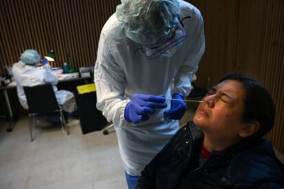Un sanitario realiza una prueba de antígenos para detectar coronavirus en el hospital Santa Creu i Sant Pau de Barcelona, el lunes.