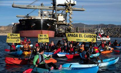 Protesta de Greenpeace junto a la central de carbón de Carboneras (Almería).