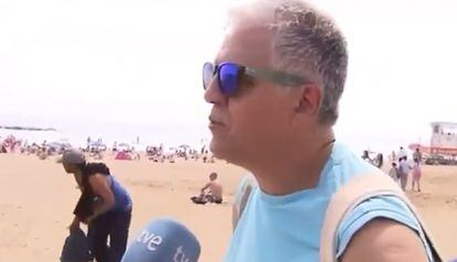 Momento en el que un ladrón roba un bolso en la playa de Barcelona durante una entrevista de La1 de TVE.