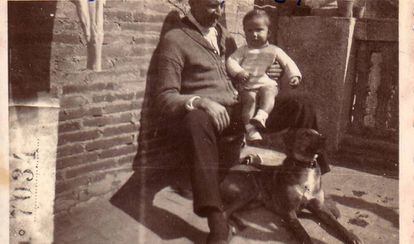 Joan Margarit, amb el seu pare, l'abril de 1939.