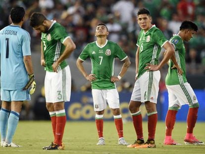 Los jugadores de México tras la derrota con Jamaica