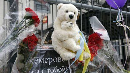 Peluches y flores por las víctimas del incendio del centro comercial en Kémerovo.