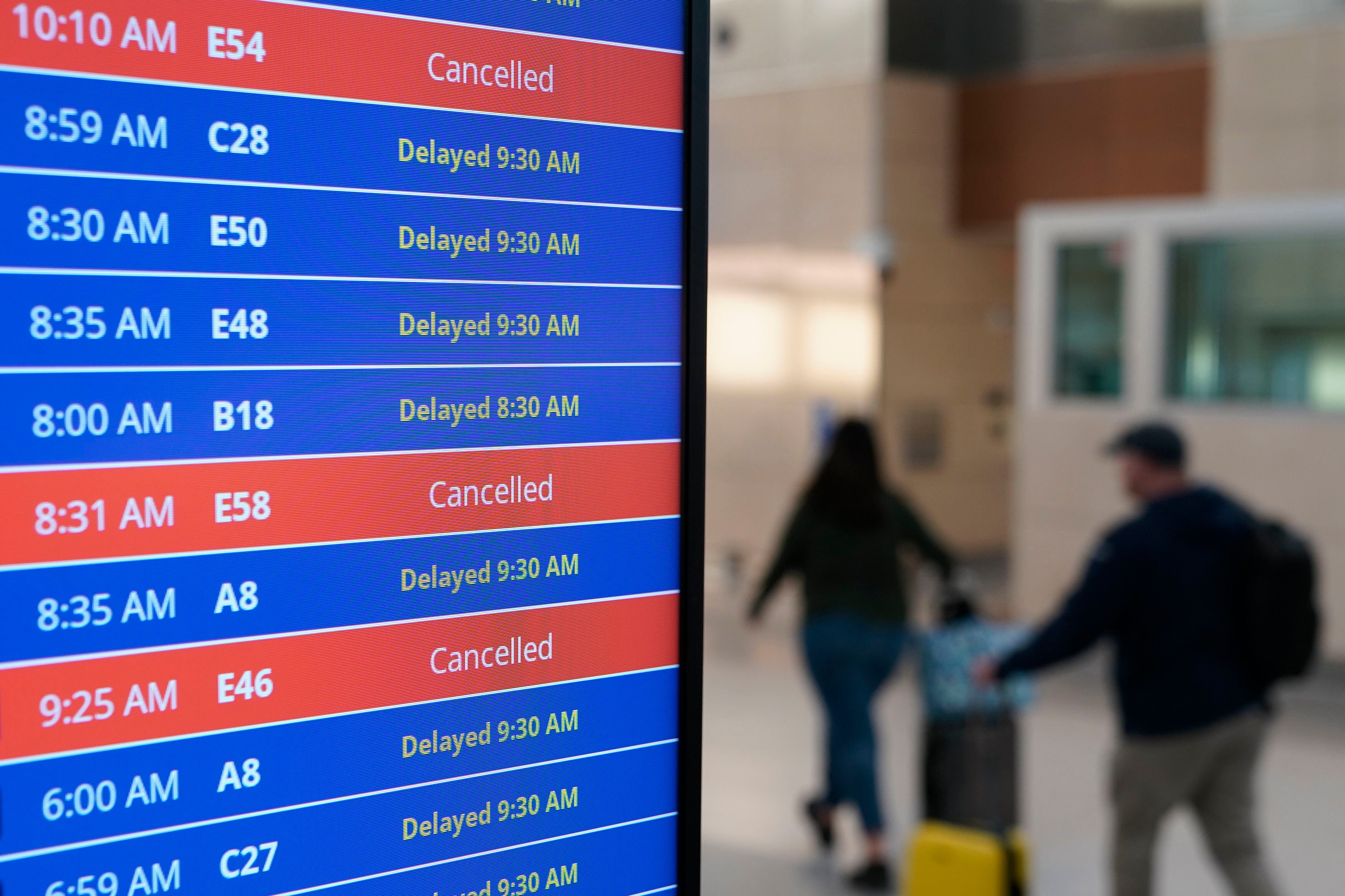 Información de vuelos cancelados en el aeropuerto Ronald Reagan de Washington.