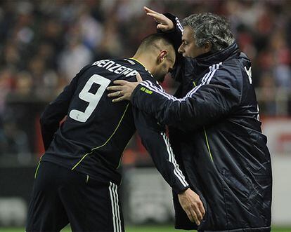 Mourinho felicita a Benzema tras marcar el único tanto del encuentro.
