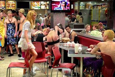 Universitarios británicos comiendo en una hamburguesería de Salou, ayer a las dos de la tarde.
