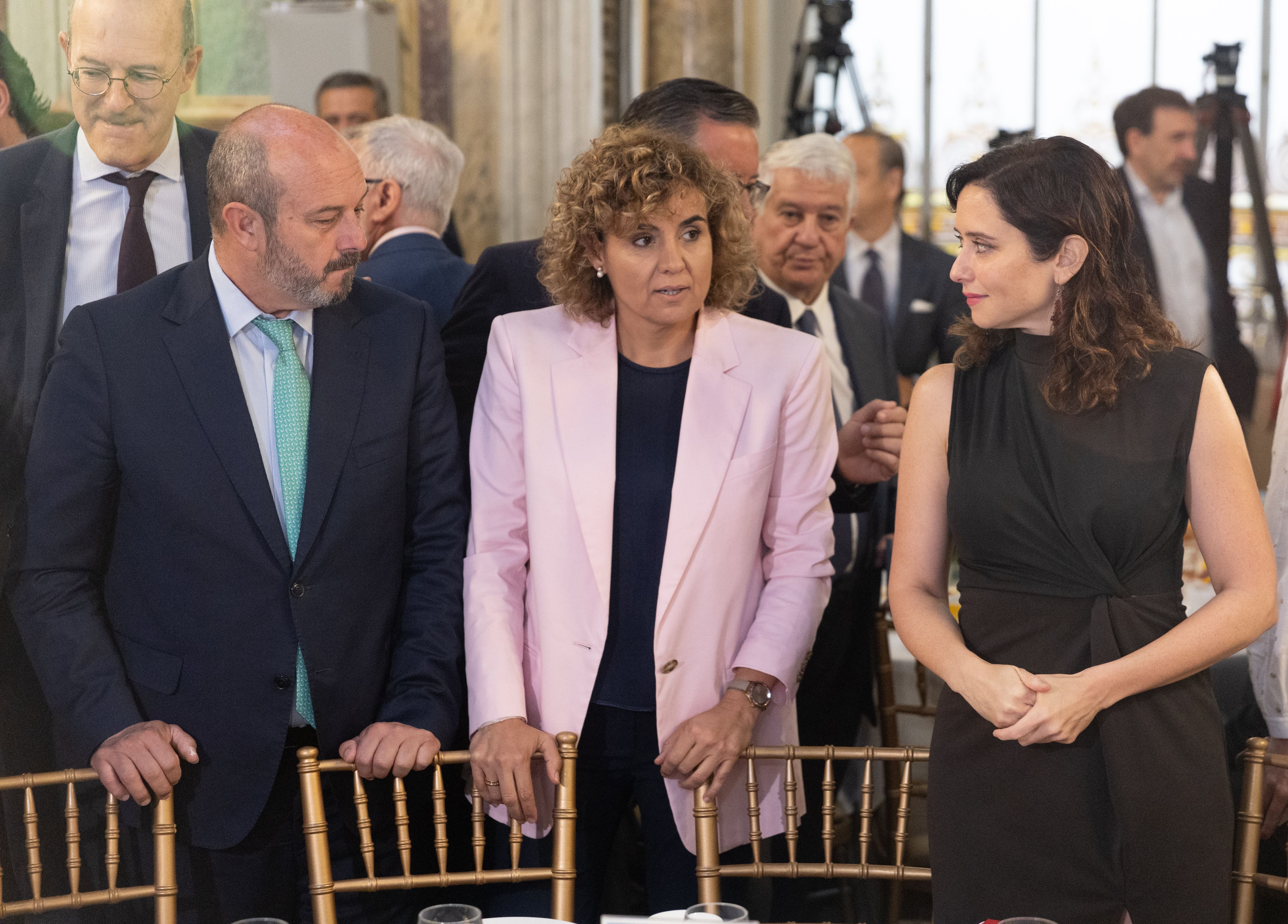 En el centro, la candidata del PP a las elecciones europeas, Dolors Montserrat, este martes en Madrid.