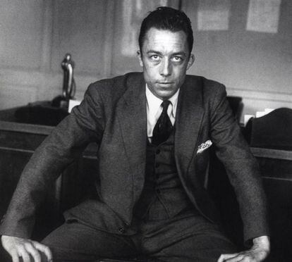 Albert Camus el 21 de agosto de 1944, en una imagen del libro 'Albert Camus, solitario y solidario', por Catherine Camus. El eterno extranjero escribió novelas, obras teatrales y ensayos como una conciencia que deseaba mostrar la importancia de la felicidad individual como antesala de la colectiva: la responsabilidad del ser humano y el peso de la belleza, del arte y de la cultura en ese trayecto.