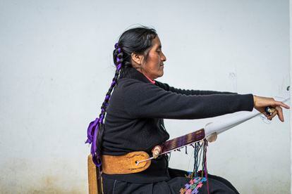 La mujer tzeltal, Doña Antonia Sántiz López, trabaja en su telar de cintura en su casa en el municipio de Tenejapa, en Chiapas (México).