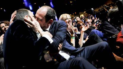 Dani Rovira, presentador de la gala, besando a Karra Elejalde, su suegro en &#039;Ocho apellidos vascos&#039;.