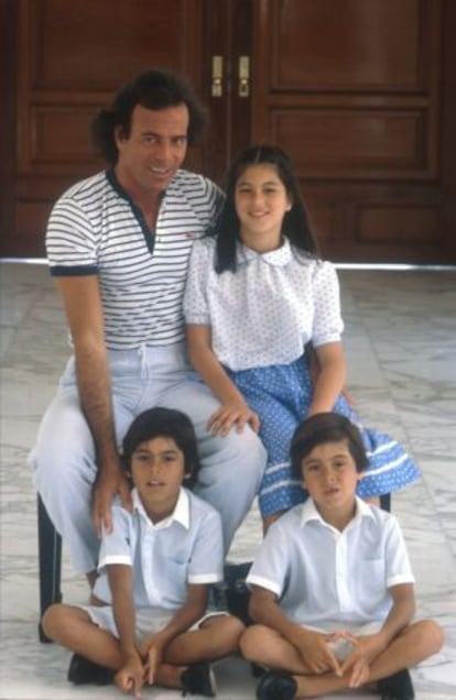 Enrique Iglesias y foto familiar junto a su padre Julio y sus hermanos Chabely y Julio José.