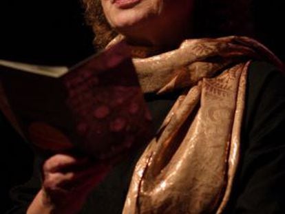 Shirley Collins, leyendo 'Folk Roots, New Routes'.