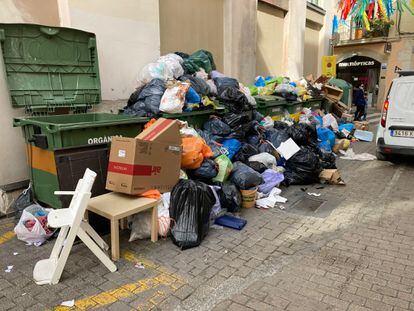 Acumulación de basuras en una céntrica calle de Vilanova i la Geltrú. 