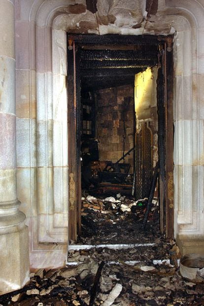 La puerta de la sacristía de la cripta de la Sagrada Familia, calcinada ayer en el incendio.