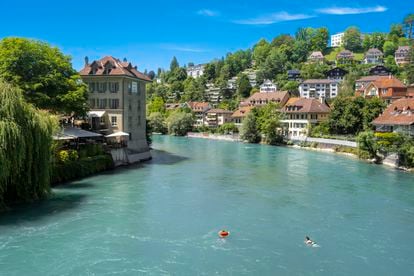 Dos bañistas en el río Aar, a su paso por la ciudad de Berna.