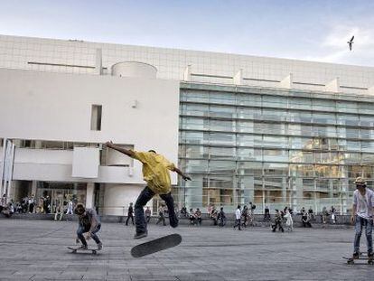 Aspecto exterior del Macba, obra de Richard Meier que cambi&oacute; la configuraci&oacute;n del barrio del Raval de Barcelona. 