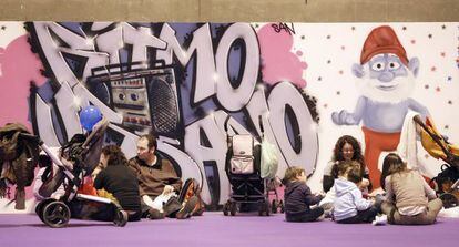 Padres y niños descansan en el salón de ocio Dabadum.