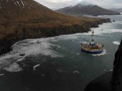 Vista de la plataforma flotante Kulluk de Shell que encall&oacute; en Alaska.