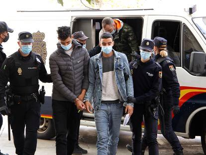 Dos de los pasajeros fugados detenidos, el día 8 a su llegada a los juzgados de Palma de Mallorca.
