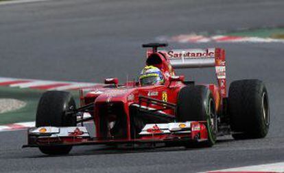 Felipe Massa conduce en Montmeló.
