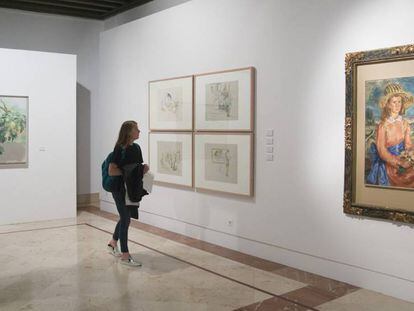 Una mujer observa algunas de las obras de &#039;Un panorama del arte actual en la Colecci&oacute;n Focus&#039;. 