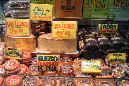 OVIEDO 15/02/2023.- Una tienda de alimentación este miércoles en el centro de Oviedo. La inflación en España subió en el mes de enero un 5,9 % en tasa interanual, una décima más que el dato adelantado por el Instituto Nacional de Estadística (INE) el pasado 30 de enero y dos décimas más que en el mes anterior, debido al encarecimiento de las gasolinas y del vestido y calzado. EFE/J.L.Cereijido
