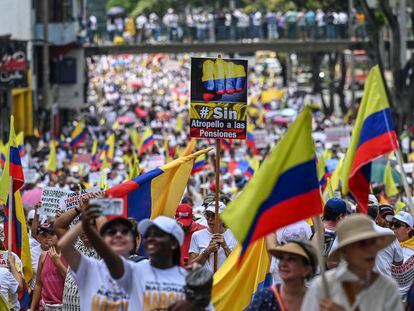 Manifestación en contra de las reformas del Gobierno de Gustavo Petro, en Cali (Colombia).