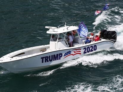Una familia apoya a Trump desde su bote en Palm Beach, cerca de la residencia del republicano en Mar-a-Lago.